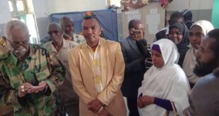 قام الاستاذ عمر الخليفة عبد الله والي ولاية النيل المكلف يرافقه عدد من أعضاء لجنة الأمن بالولاية وأعضاء حكومة الولاية بزيارة تفقدية لمستشفي الجزيرة ابا